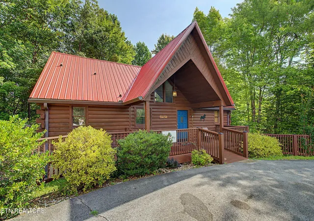 Photo 3 of Single family home for sale at 2805 Alexander Pl, Pigeon Forge, TN 37863 | MLS# 1349246 | Listing updated on 2026-09-10