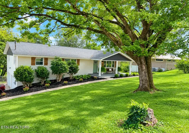 2nd image of 403 Hickory St, Clinton, TN 37716 | MLS# 1347942