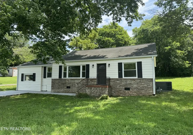 Photo 2 of Single family home for sale at 2204 Bradshaw Garden Rd, Knoxville, TN 37912 | MLS# 1348000 | Listing updated on 2026-08-29