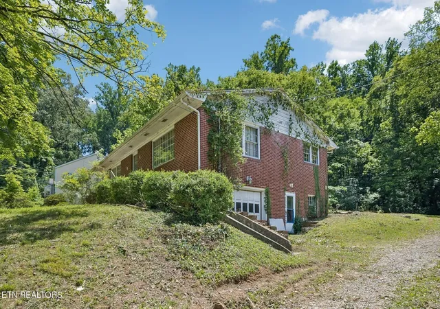 Photo 3 of Sale Pending at 407 Overhill Rd, Knoxville, TN 37914 | MLS# 1348083 | Listing updated on 2026-07-23