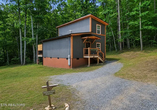 Photo 4 of Single family home for sale at 945 Green Bay Dr, Sevierville, TN 37876 | MLS# 1348846 | Listing updated on 2026-08-24