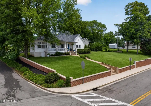 2nd image of 300 N Hicks St, Clinton, TN 37716 | MLS# 1349558