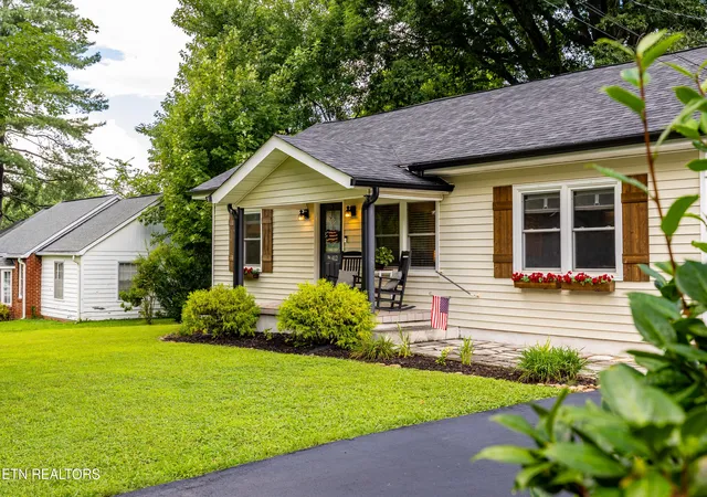 3rd image of 412 Dogwood Dr, Maryville, TN 37804 | MLS# 1351003