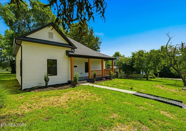 Photo 1 of Single family home for sale at 706 Banks Ave, Knoxville, TN 37917 | MLS# 1348745 | Listing updated on 2026-09-21
