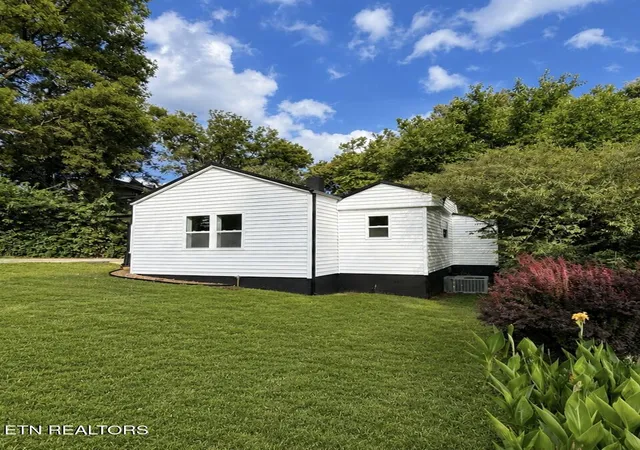 Photo 2 of Single family home for sale at 3042 Woodbine Ave, Knoxville, TN 37914 | MLS# 1348306 | Listing updated on 2026-09-03