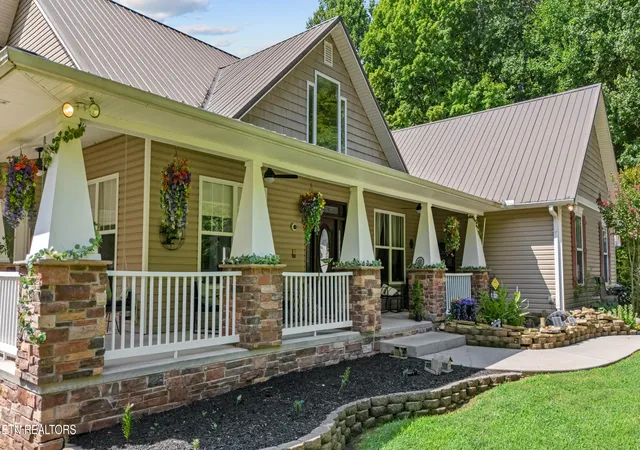 Photo 2 of Single family home for sale at 6828 Sunnyview Dr, Knoxville, TN 37914 | MLS# 1348974 | Listing updated on 2026-08-20