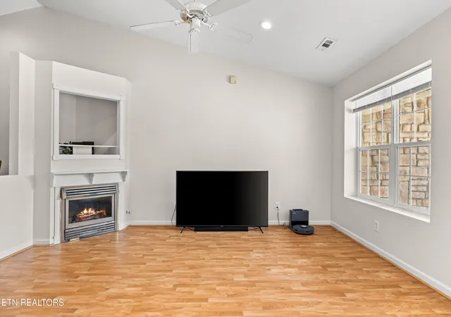 Listing Photo 4 - Condo for sale in building located at 90 Peartree Ln, Loudon, TN 37774
