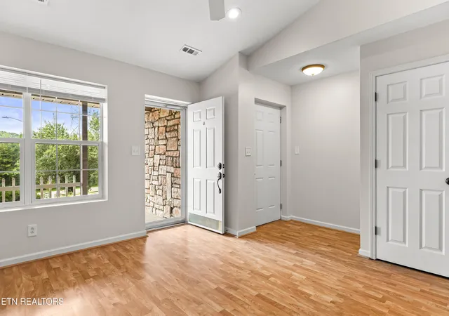 Listing Photo 5 - Condo for sale in building located at 90 Peartree Ln, Loudon, TN 37774