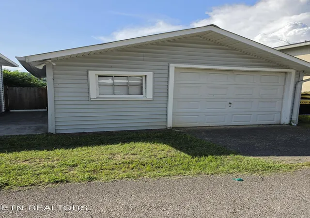 Photo 3 of Single family home for sale at 702 Clinton St, Harriman, TN 37748 | MLS# 1348949 | Listing updated on 2026-09-30