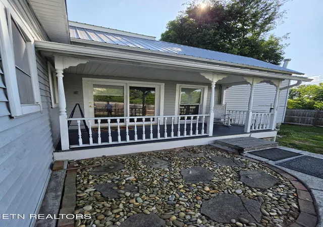 2nd image of 702 Clinton St, Harriman, TN 37748 | MLS# 1348949