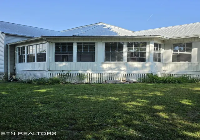 Photo 3 of Single family home for sale at 702 Clinton St, Harriman, TN 37748 | MLS# 1348949 | Listing updated on 2026-09-15