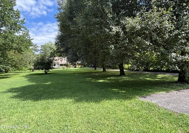 Photo 3 of Sale Pending at 209 E Norton Rd, Knoxville, TN 37920 | MLS# 1348684 | Listing updated on 2026-08-12