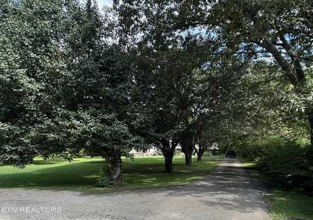 Photo 3 of Sale Pending at 209 E Norton Rd, Knoxville, TN 37920 | MLS# 1348684 | Listing updated on 2026-08-12