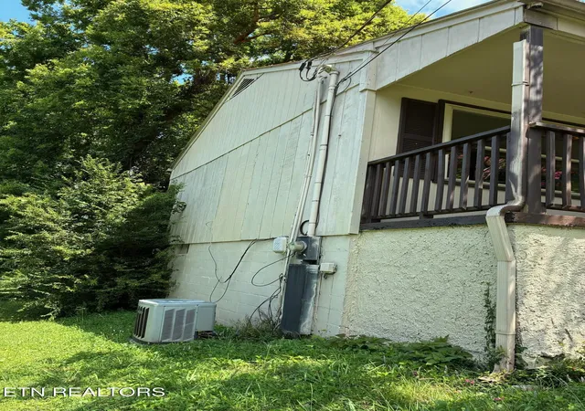 Photo 3 of Single family home for sale at 2533 Seaton Ave, Knoxville, TN 37920 | MLS# 1348551 | Listing updated on 2026-09-16