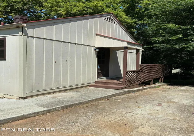 Photo 3 of Single family home for sale at 2533 Seaton Ave, Knoxville, TN 37920 | MLS# 1348551 | Listing updated on 2026-09-16