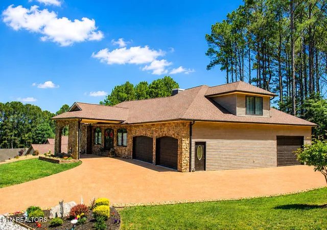 Photo 2 of Single family home for sale at 301 Inagehi Ln, Loudon, TN 37774 | MLS# 1348917 | Listing updated on 2026-09-02