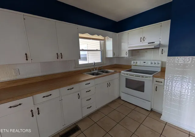 Photo 3 of Sale Pending at 712 W Walden St, La Follette, TN 37766 | MLS# 1348718 | Listing updated on 2026-09-14