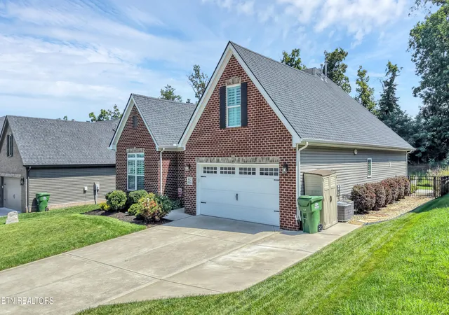 2nd image of 812 Copperwood Ln, Maryville, TN 37801 | MLS# 1350780