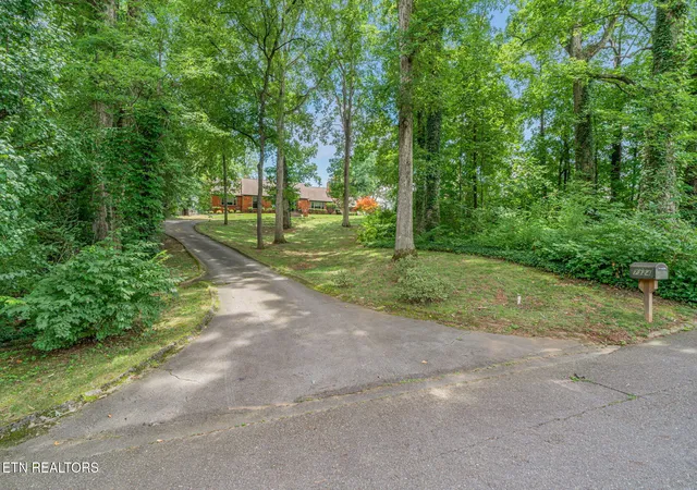 Photo 2 of Sale Pending at 7324 Rotherwood Dr, Knoxville, TN 37919 | MLS# 1349185 | Listing updated on 2026-09-13
