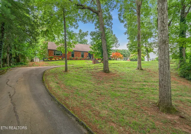 Photo 3 of Sale Pending at 7324 Rotherwood Dr, Knoxville, TN 37919 | MLS# 1349185 | Listing updated on 2026-09-13