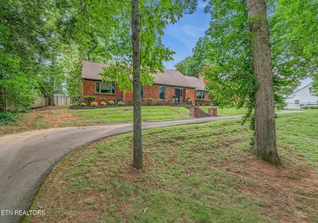 Photo 3 of Sale Pending at 7324 Rotherwood Dr, Knoxville, TN 37919 | MLS# 1349185 | Listing updated on 2026-09-13
