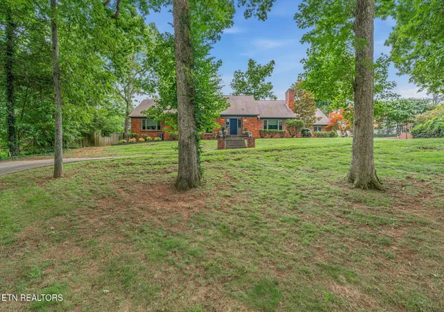 Photo 4 of Sale Pending at 7324 Rotherwood Dr, Knoxville, TN 37919 | MLS# 1349185 | Listing updated on 2026-09-13