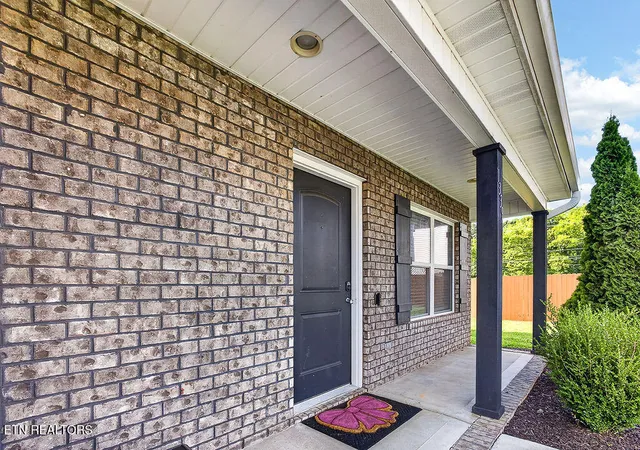 Photo 3 of Single family home for sale at 1339 Zamora Ln, Knoxville, TN 37912 | MLS# 1348814 | Listing updated on 2026-08-22