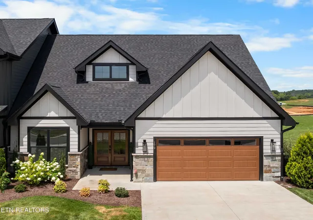 Photo 1 of Single family home for sale at 179 Island Cir, Loudon, TN 37774 | MLS# 1348991 | Listing updated on 2026-10-02