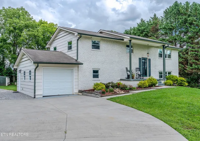 Photo 2 of Sale Pending at 828 Freels Ln, Knoxville, TN 37922 | MLS# 1348972 | Listing updated on 2026-08-28