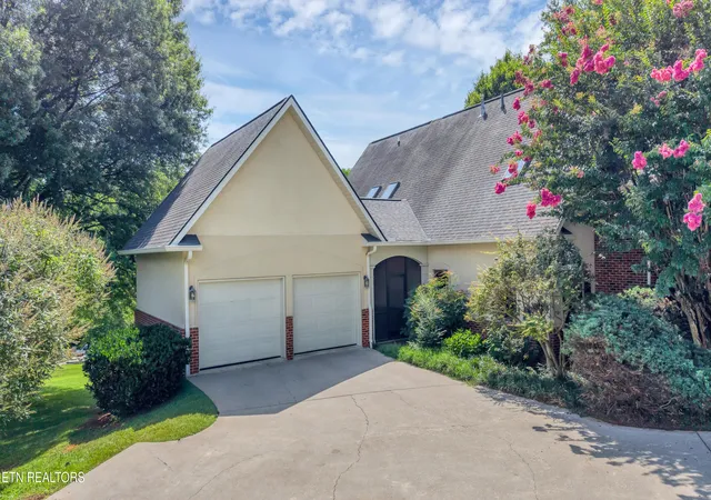 Photo 3 of Sale Pending at 1302 Dunbarton Dr, Maryville, TN 37803 | MLS# 1348936 | Listing updated on 2026-09-11