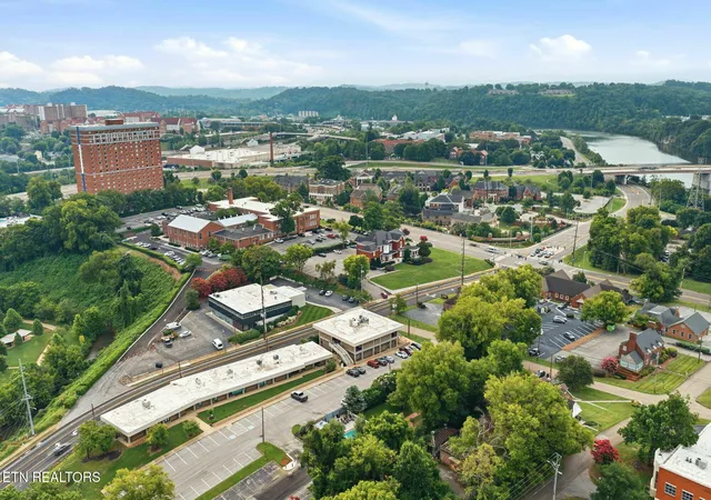 Listing Photo 5 - Condo for sale in building located at 2715 Sullins St, Knoxville, TN 37919
