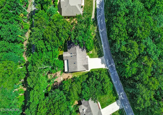 Photo 3 of Single family home for sale at 28 Pineridge Ct, Crossville, TN 38558 | MLS# 1348901 | Listing updated on 2026-10-30