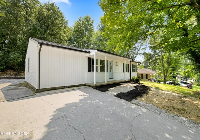 Photo 2 of Sale Pending at 5200 Evelyn Dr, Knoxville, TN 37909 | MLS# 1350412 | Listing updated on 2026-09-05