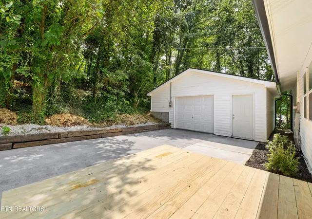 Photo 3 of Sale Pending at 5200 Evelyn Dr, Knoxville, TN 37909 | MLS# 1350412 | Listing updated on 2026-09-05