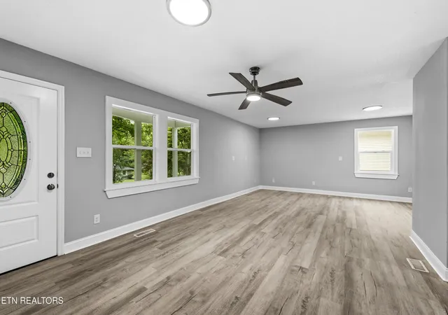 Photo 4 of Sale Pending at 5200 Evelyn Dr, Knoxville, TN 37909 | MLS# 1350412 | Listing updated on 2026-09-05