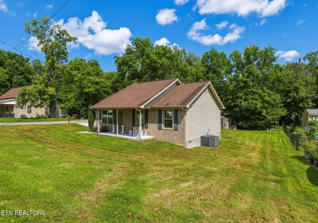 3rd image of 623 Hendrickson St, Clinton, TN 37716 | MLS# 1348959