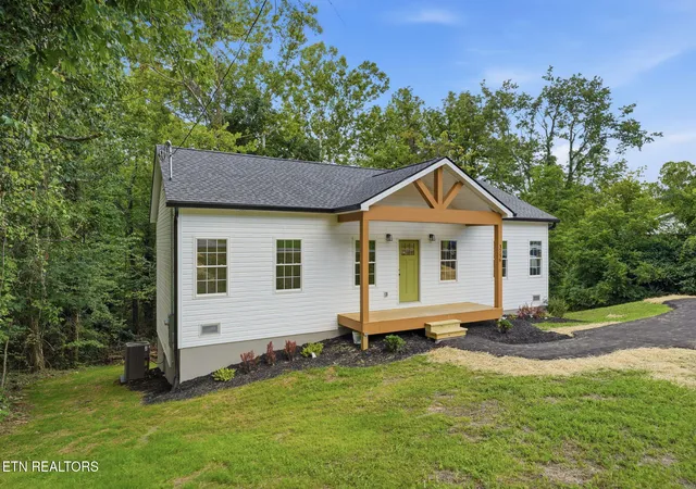 Photo 2 of Single family home for sale at 3756 Thornton Dr, Kingsport, TN 37664 | MLS# 1348997 | Listing updated on 2026-07-23