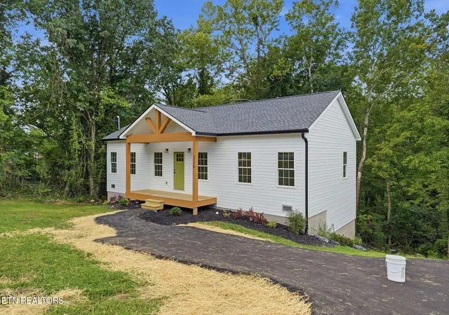 Photo 4 of Single family home for sale at 3756 Thornton Dr, Kingsport, TN 37664 | MLS# 1348997 | Listing updated on 2026-07-23