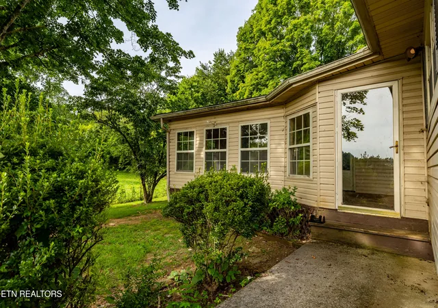 Photo 3 of Single family home for sale at 3575 Weavers Dr, Louisville, TN 37777 | MLS# 1349027 | Listing updated on 2026-09-04