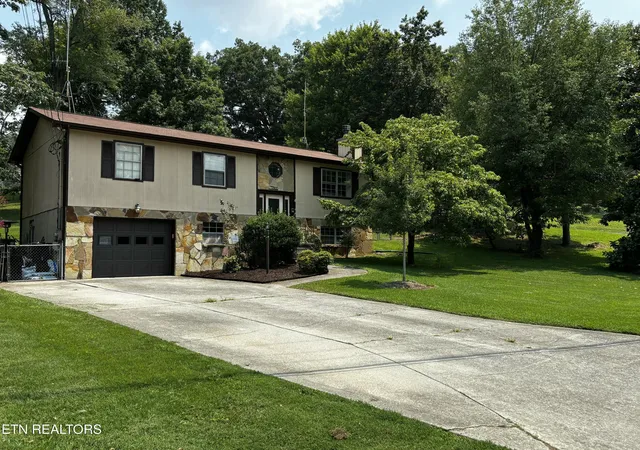 Photo 2 of Single family home for sale at 5848 Outer Dr, Knoxville, TN 37921 | MLS# 1349962 | Listing updated on 2026-08-27
