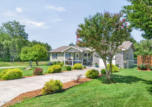 Photo 3 of Single family home for sale at 258 Cherry St, Crossville, TN 38572 | MLS# 1349142 | Listing updated on 2026-09-08