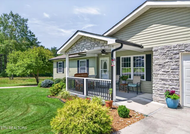 Photo 3 of Single family home for sale at 258 Cherry St, Crossville, TN 38572 | MLS# 1349142 | Listing updated on 2026-09-08