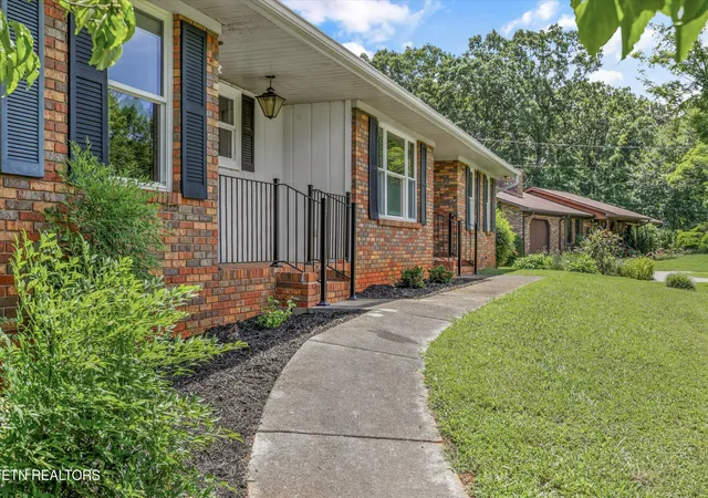 Photo 3 of Sale Pending at 3923 Riverview Dr, Maryville, TN 37804 | MLS# 1349127 | Listing updated on 2026-09-22