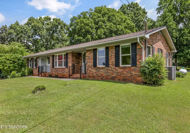 Photo 4 of Sale Pending at 3923 Riverview Dr, Maryville, TN 37804 | MLS# 1349127 | Listing updated on 2026-09-30