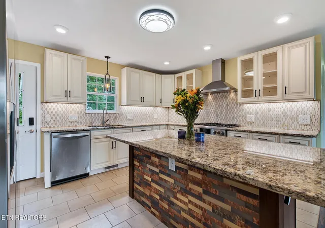 Photo 2 of Single family home for sale at 207 Autumn Oaks Dr, Kodak, TN 37764 | MLS# 1349748 | Listing updated on 2026-08-26