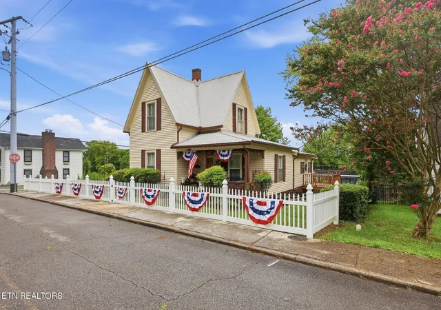 1st image of 627 Medaris St, Clinton, TN 37716 | MLS# 1349124