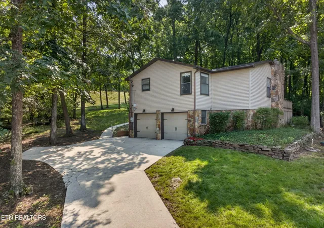 Photo 2 of Single family home for sale at 157 Baltusrol Rd, Crossville, TN 38558 | MLS# 1349925 | Listing updated on 2026-09-09