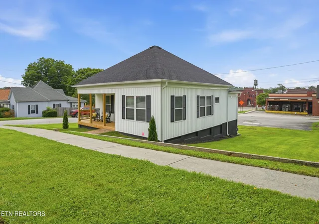 2nd image of 210 E 1st Ave, Lenoir City, TN 37771 | MLS# 1349135