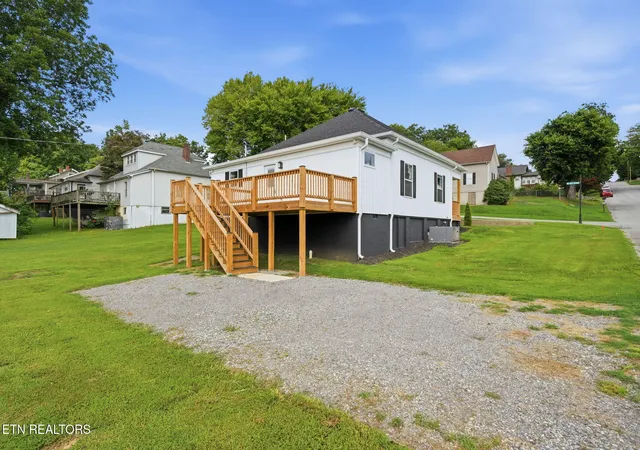 Photo 4 of Sale Pending at 210 E 1st Avenue, Lenoir City, TN 37771 | MLS# 1349135 | Listing updated on 2026-09-16