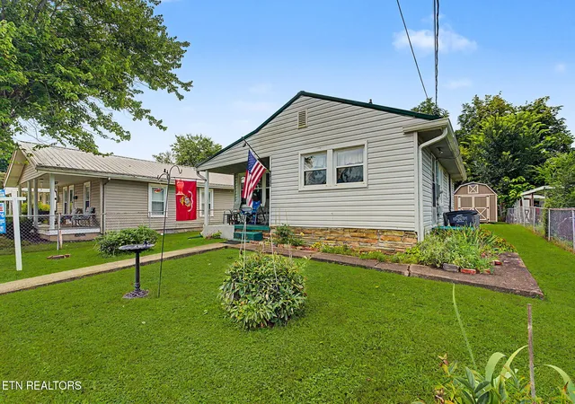 Photo 2 of Single family home for sale at 1009 Minton Pl, Kingsport, TN 37660 | MLS# 1351614 | Listing updated on 2026-10-22